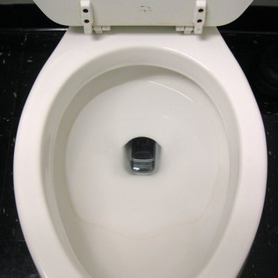 Что делать, если мобильник упал в туалет или другие жидкости?