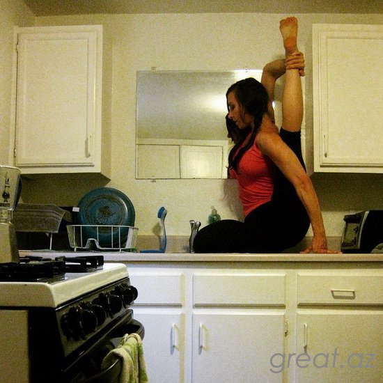Необычная Йога на кухне (33 Фото)