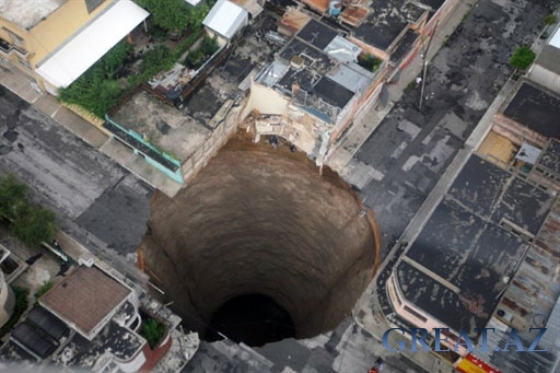 Жуткая «черная дыра» диаметром в 21,5 метра и глубиной 31 метр...