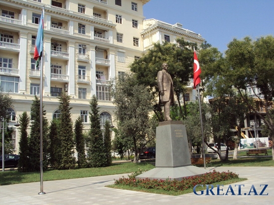 Памятник Мустафа Кемаль Ататюрку в Баку (13 фото)