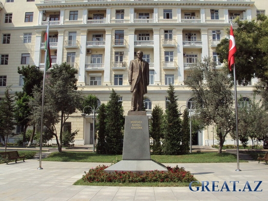 Памятник Мустафа Кемаль Ататюрку в Баку (13 фото)