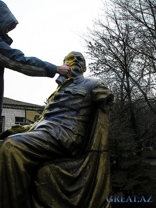 Безрукого Ленина в Донецке разрисовали в национальные цвета