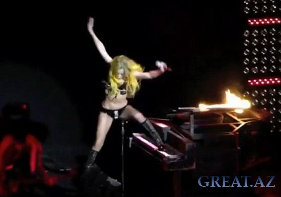 Lady GAGA упала на своем концерте! ВИДЕО