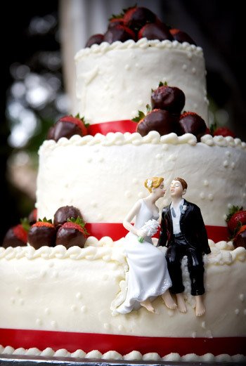 Как правильно выбрать и заказать свадебный торт?