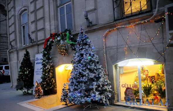 Баку в новогодних декорациях ФОТО