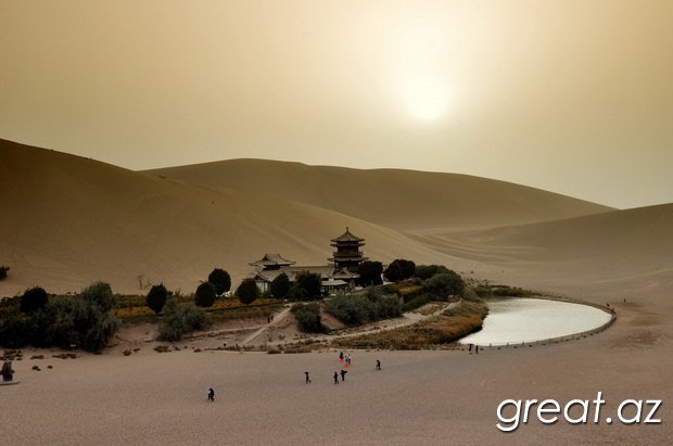Необычное озеро полумесяц - жемчужина пустыни Гоби