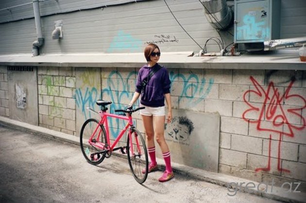 Красивые девушки на велосипедах (54 Фото)