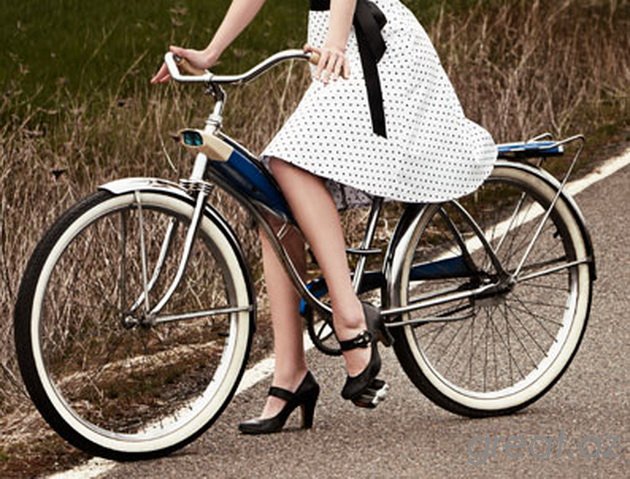 Красивые девушки на велосипедах (54 Фото)