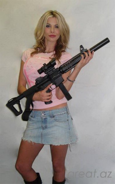 Сексуальные девушки с оружием (37 Фото)