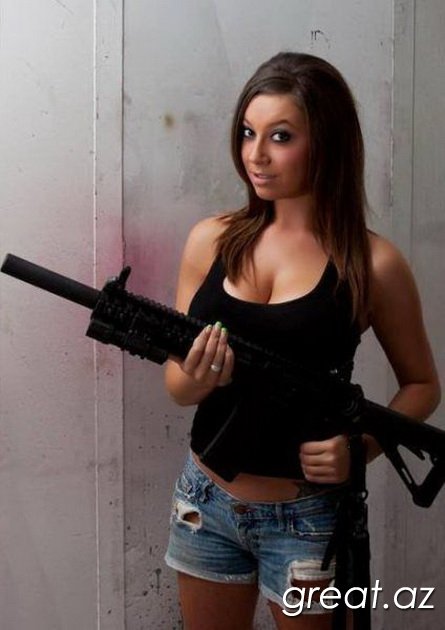 Сексуальные девушки с оружием (37 Фото)