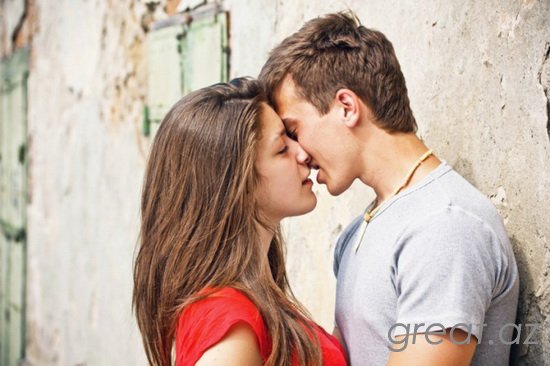 Как научить подростка целоваться