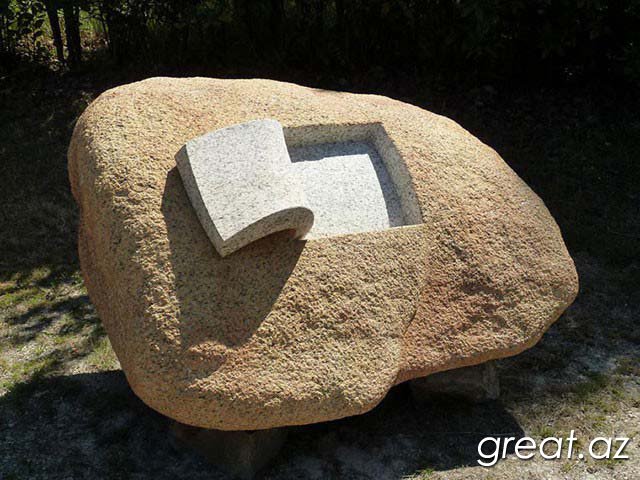 Испанец научился мять камни для создания скульптур