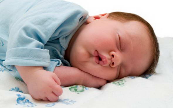 Нужно ли будить младенца для кормления
