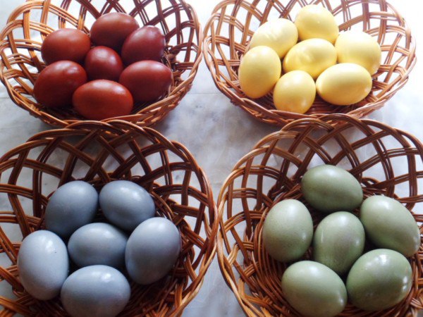 Как покрасить яйца на Пасху при помощи натуральных продуктов