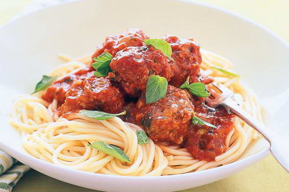 Спагетти с мясными шариками под томатным соусом
