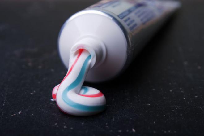 6 способов использования зубной пасты не по назначению