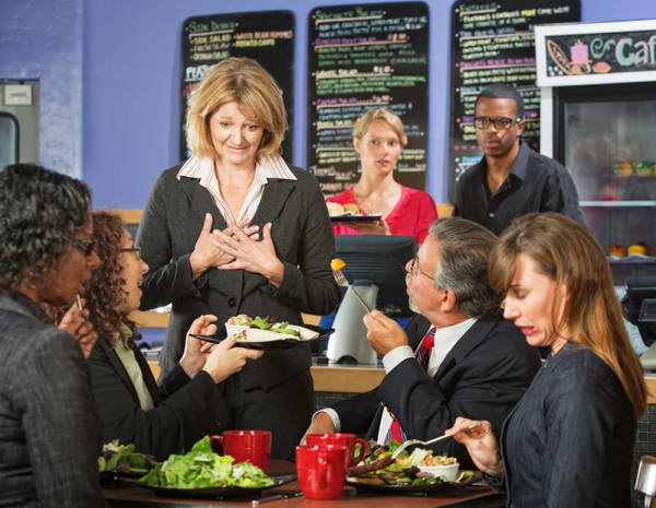 Поведение за столом: как заказывать еду, вести себя за столом и покидать заведение