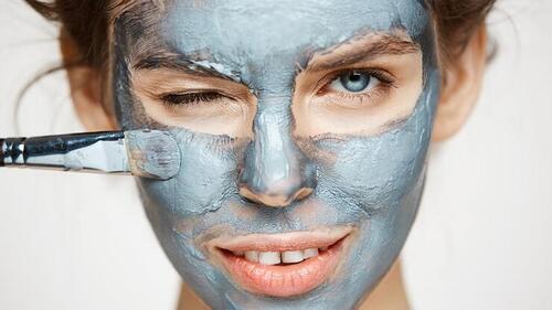 Quru dəri tipi üçün üz gilini nə ilə qarışdırmaq lazımdır