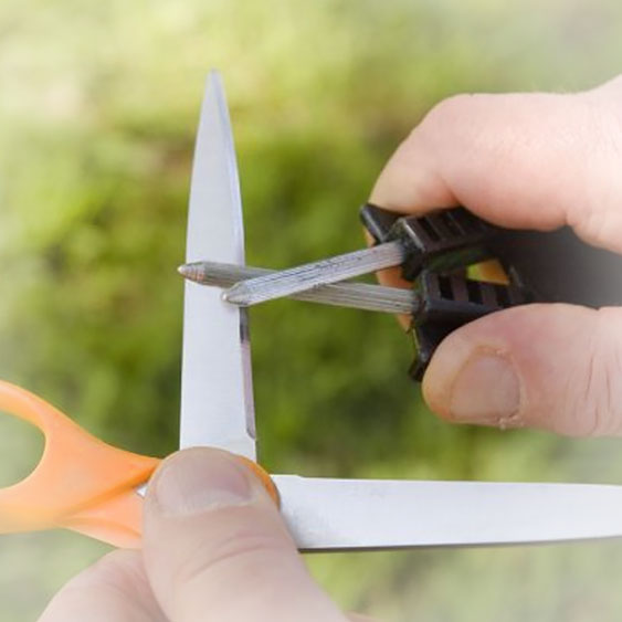 Как заточить нож scissors в домашних условиях об иголку